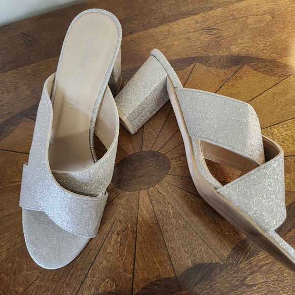 Heels/Pumps - Picture 3 of 5